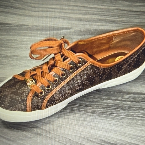 Michael Kor's Monogrammed Brown Sneakers W/ Gold Inside & MK Charm Luxury Sz 8 - Picture 8 of 16